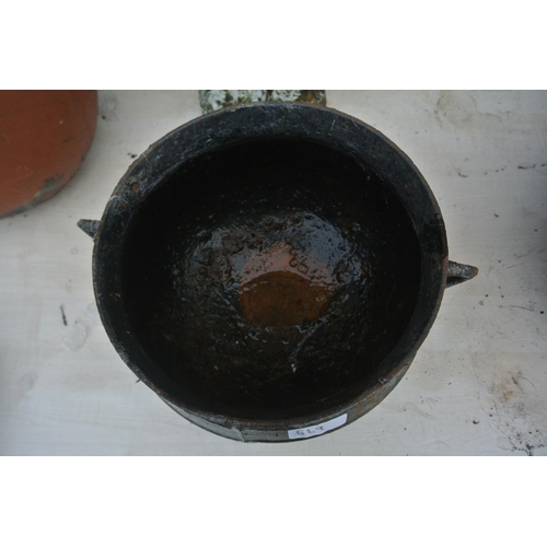 519 - A cast iron cooking pot.