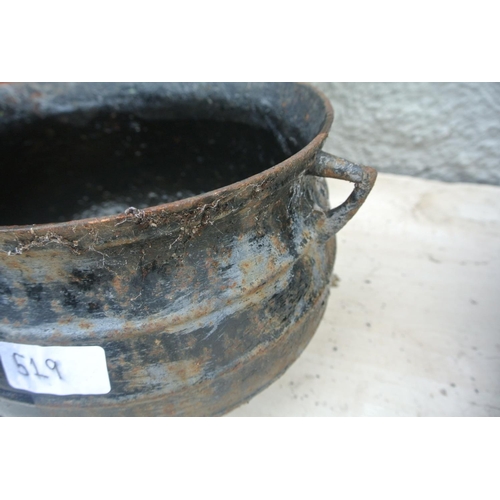 519 - A cast iron cooking pot.