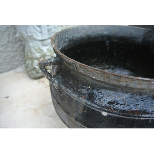 519 - A cast iron cooking pot.