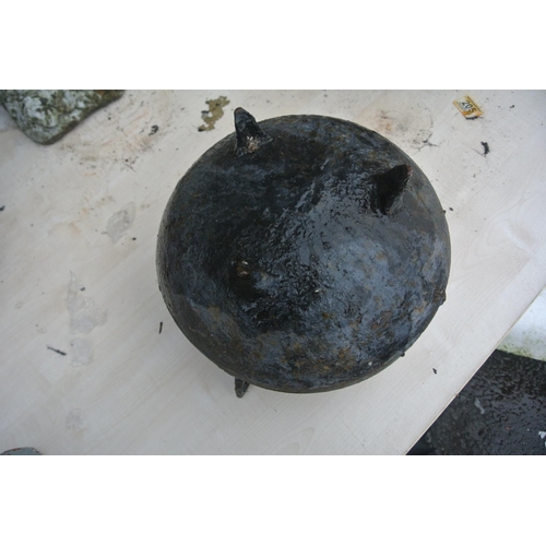 519 - A cast iron cooking pot.