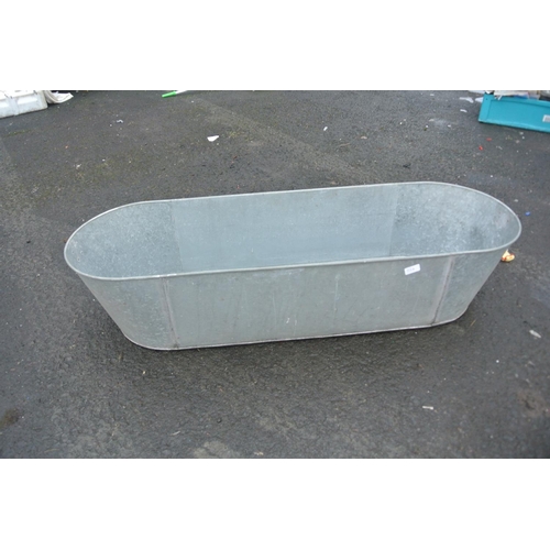 524 - A large vintage galvanised bath tub.