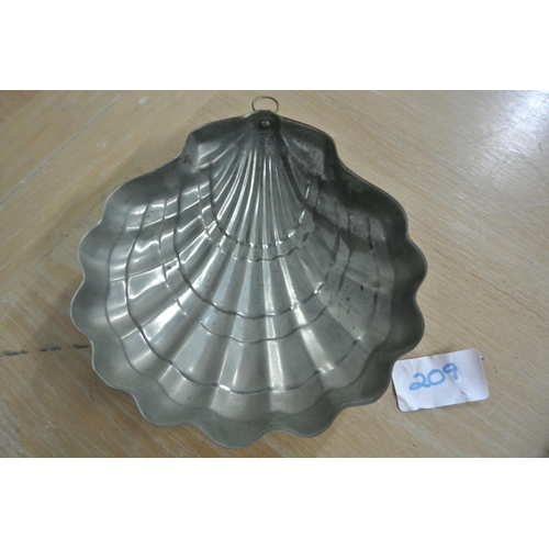 209 - A wall hanging copper jelly mould