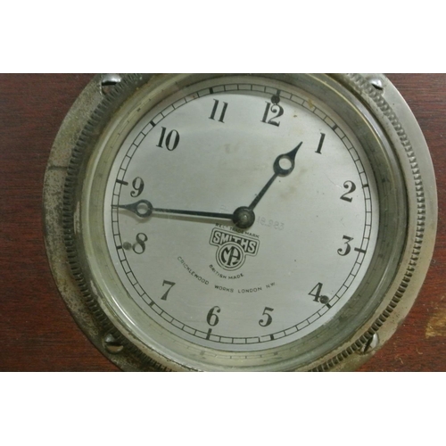 224 - An antique mantle clock.