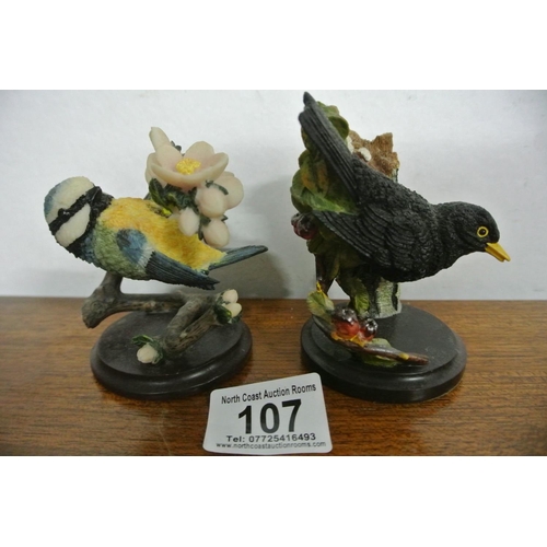 107 - Two stunning hand sculpted birds by artist Andy Pearce depicting 'The Blue Tit' and 'The Blackbird' ... 