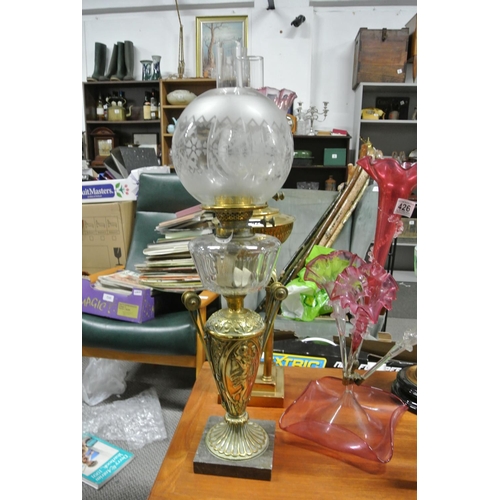 425 - A stunning antique brass based 'Vase' oil lamp with clear glass reservoir & etched shade.