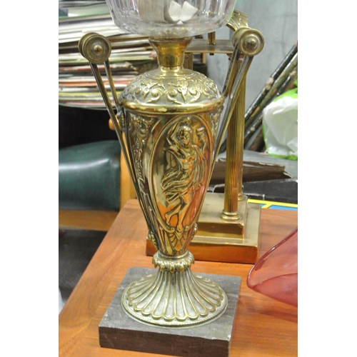 425 - A stunning antique brass based 'Vase' oil lamp with clear glass reservoir & etched shade.