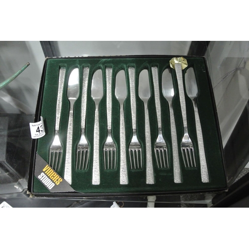 434 - A vintage/ retro Viners Studio cutlery set in original box.