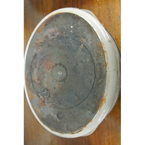 75 - An antique cast iron Cousances 16 cooking pot (a/f) (Cousances later became part of Le Creuset).