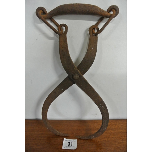 91 - An antique 1920's iron block ice tongs carrier / ice block steel holder.