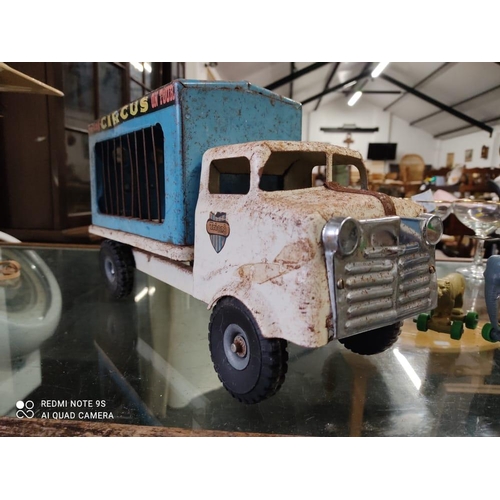 387 - A stunning vintage TriAng tin plate 'Circus on Tour' with additional cage wagon/ trailer & assortmen... 