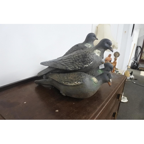 113 - Five hunting decoy pigeons produced by 'Sport Plast' - Brevettato Patented.