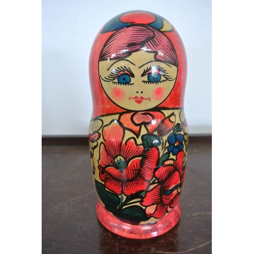 174 - A vintage set of Matryoshka Russian nesting dolls.