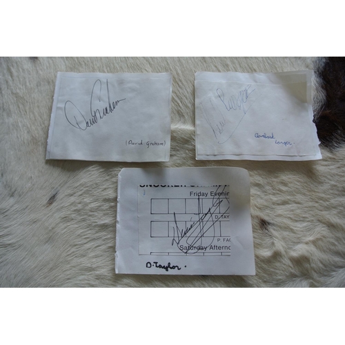 187 - A collection of autographs to include, 'Rodger Davis', 'Tony Jacklin', 'D.Taylor', 'Isac Aoki', 'Ber... 