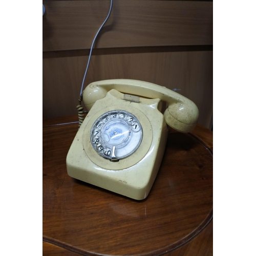 364 - A vintage/retro cream telephone.