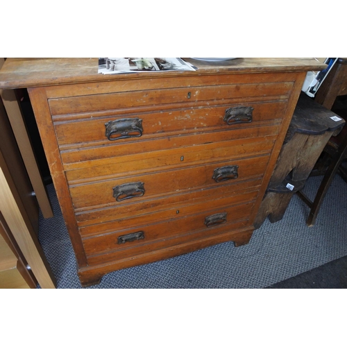 394 - A stunning vintage dressing table with four drawers, a bevelled glass mirror and nicely carved detai... 