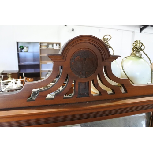 394 - A stunning vintage dressing table with four drawers, a bevelled glass mirror and nicely carved detai... 