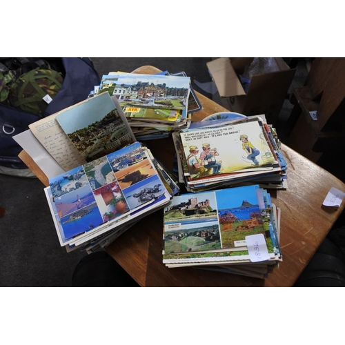 424 - A large collection of vintage / retro postcards from around the world.