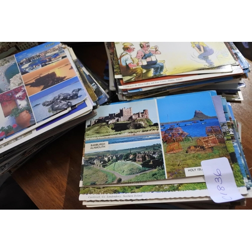 424 - A large collection of vintage / retro postcards from around the world.