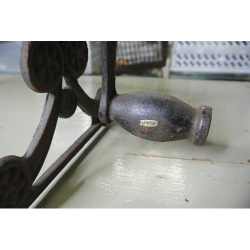 158 - A vintage fabric press / mangle.