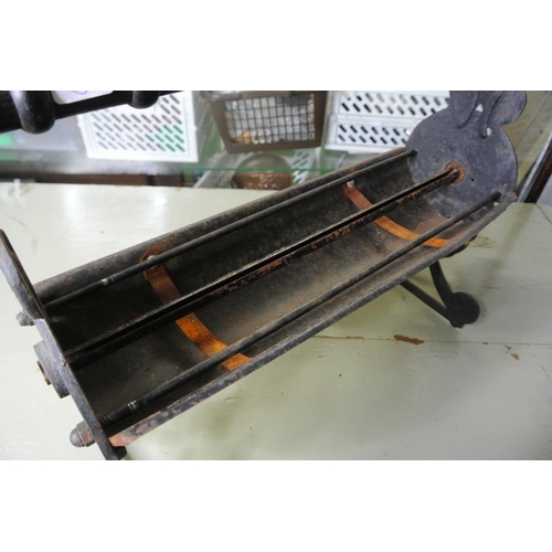 158 - A vintage fabric press / mangle.