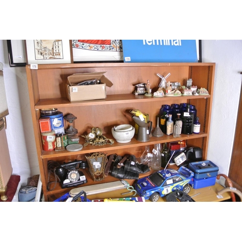 175 - An adjustable wooden bookshelf.