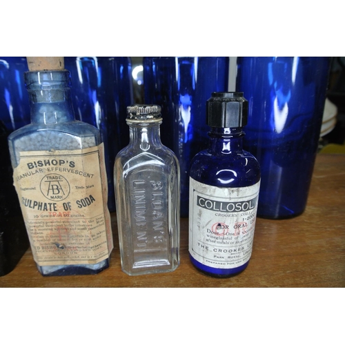 180 - An assortment of antique / vintage bottles to include, 'Bishop's Granular Effervescent', 'Gordon's S... 