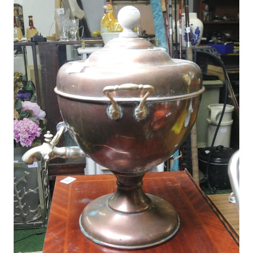 146 - An antique / vintage copper and brass samovar / drinks dispenser.