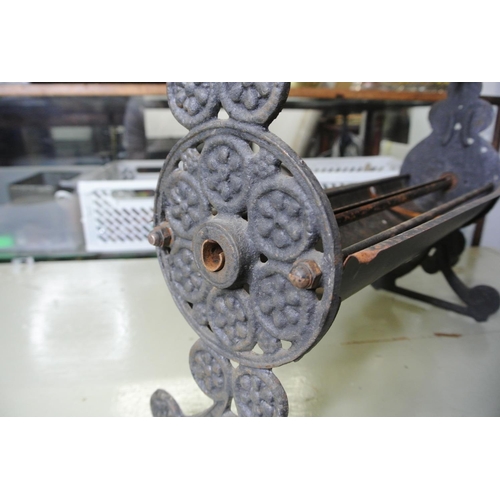 158 - A vintage fabric press / mangle.