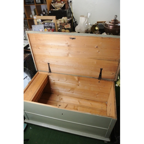 161 - A large vintage pine chest / box.