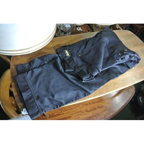 265 - A pair of Snickers Workwear trousers size 33