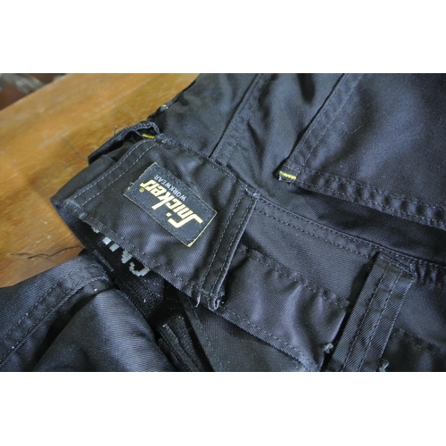 265 - A pair of Snickers Workwear trousers size 33