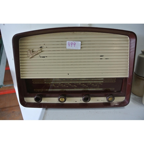 499 - A vintage radio.