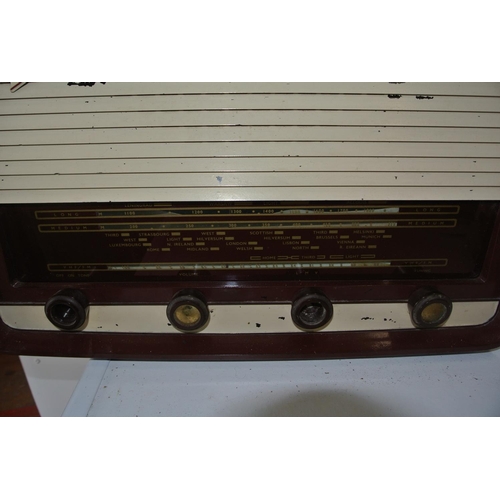 499 - A vintage radio.