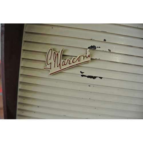 499 - A vintage radio.