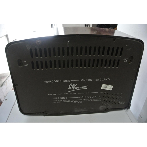 499 - A vintage radio.