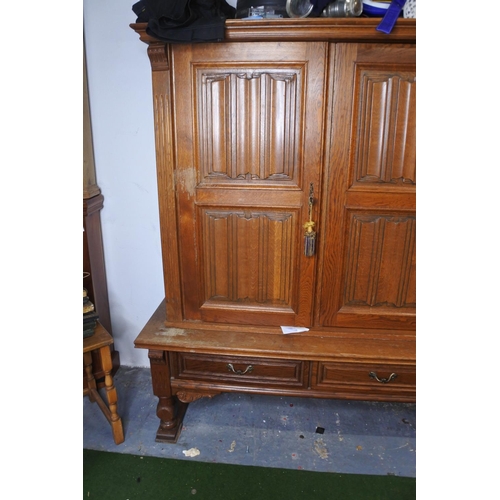 212 - A stunning & large oak four door larder/storage cupboard with drawers