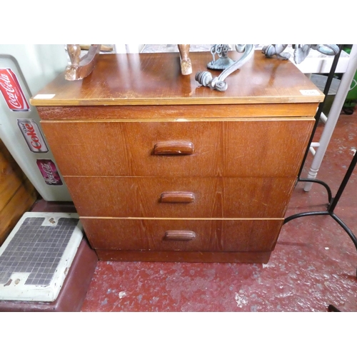 538 - A vintage/ retro chest of drawers.