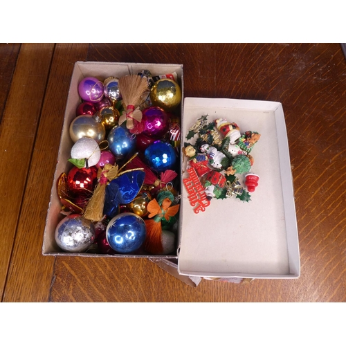 101 - An assortment of vintage/ retro Christmas decorations.