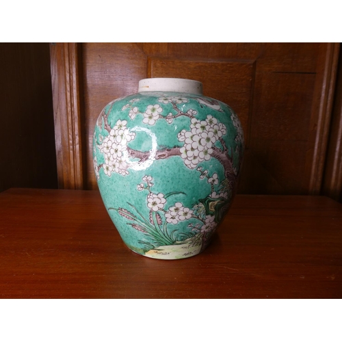 599 - A stunning antique Chinese/ Oriental vase with decorative design & seal to base. Measures 22.5cm tal... 