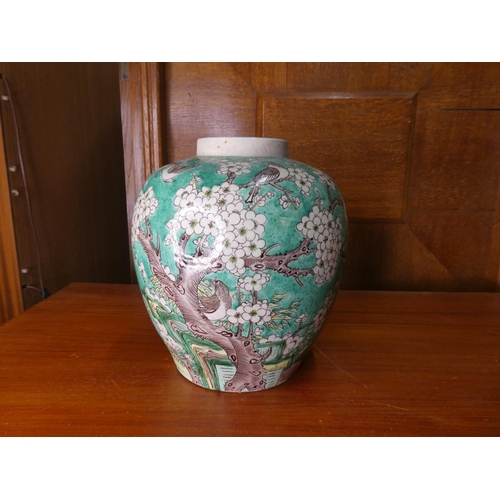 599 - A stunning antique Chinese/ Oriental vase with decorative design & seal to base. Measures 22.5cm tal... 