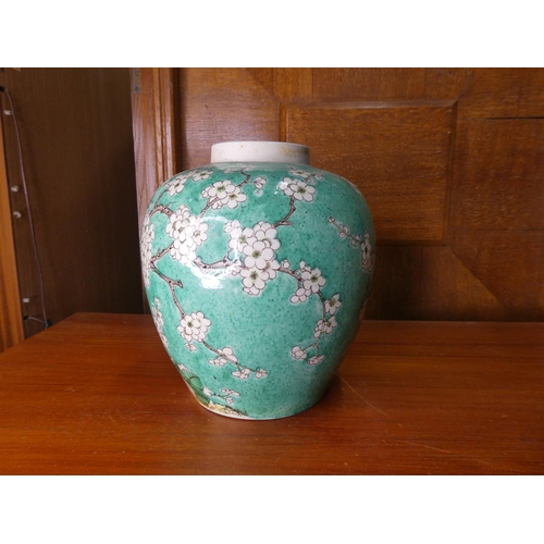 599 - A stunning antique Chinese/ Oriental vase with decorative design & seal to base. Measures 22.5cm tal... 