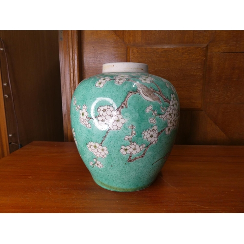 599 - A stunning antique Chinese/ Oriental vase with decorative design & seal to base. Measures 22.5cm tal... 