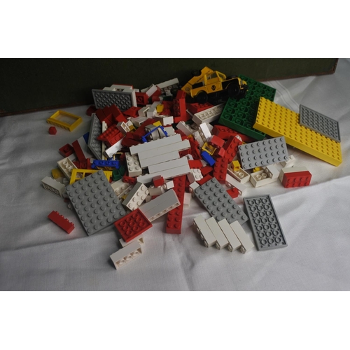 613 - An assortment of vintage Lego.