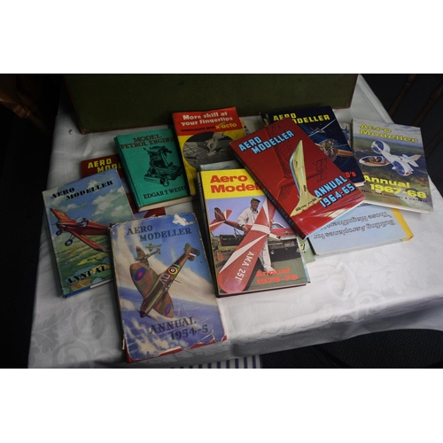 621 - A collection of books with airplane modelling interest.