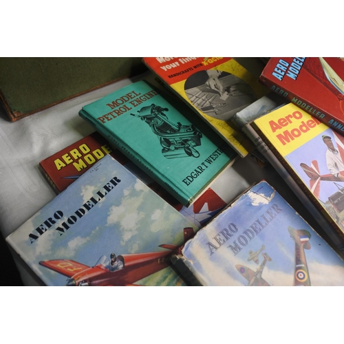 621 - A collection of books with airplane modelling interest.