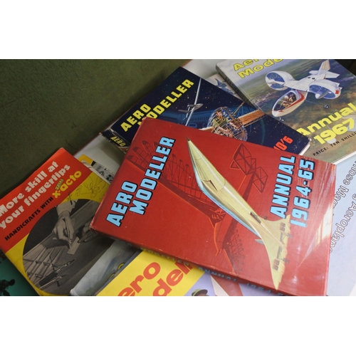 621 - A collection of books with airplane modelling interest.