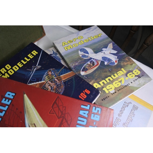 621 - A collection of books with airplane modelling interest.