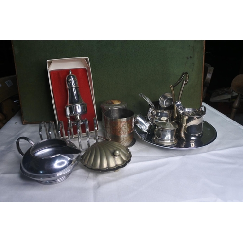 627 - An assortment of various metalware.