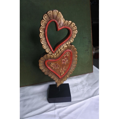 640 - A decorative heart shaped ornament.