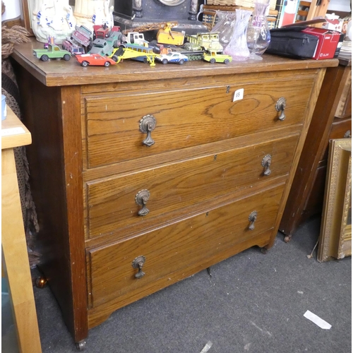 65 - A vintage chest of drawers.